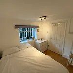 Modern Apartment 5 Min To Stations