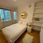 Modern Apartment 5 Min To Stations