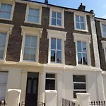 Modern Apartment 5 Min To Stations